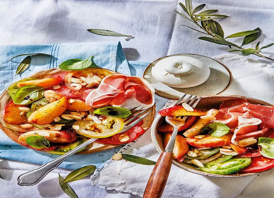 Salade de pêches rôties, tomates, fromage frais et jambon de parme
