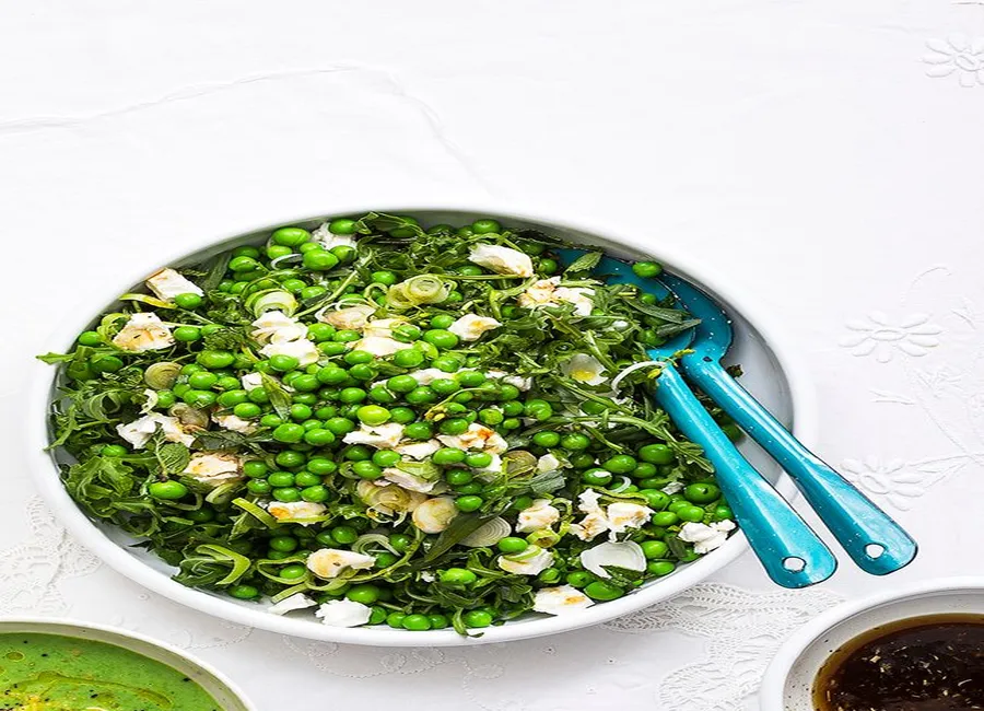 Salade de petits pois, chèvre frais, et roquette