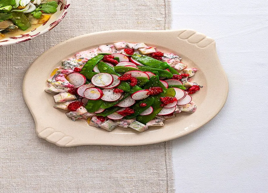 Salade de pois mange-tout et radis, vinaigrette yaourt, concombre, framboise