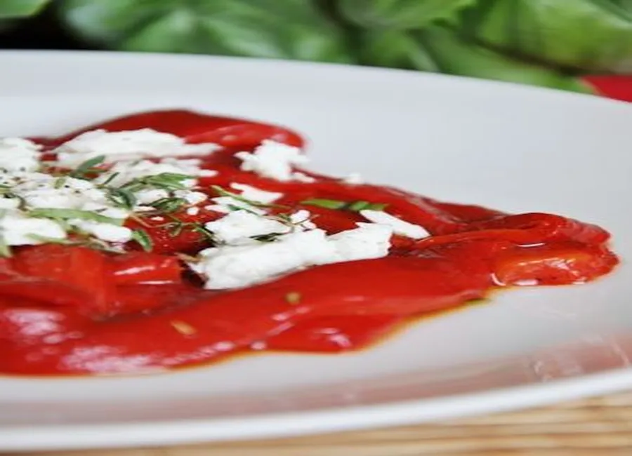 Salade de poivrons rouges à la fêta et aux herbes