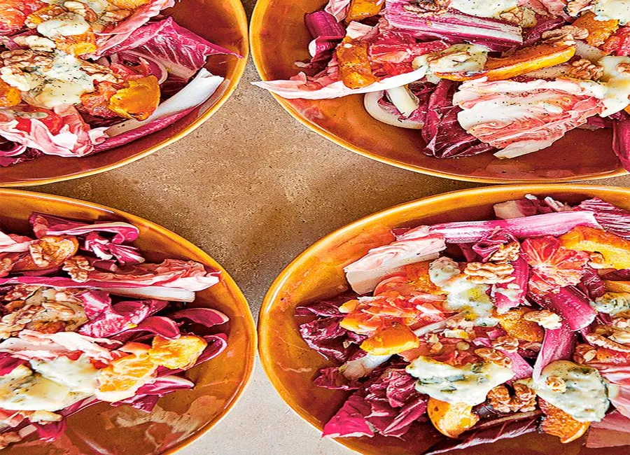 Salade de potimarron, chicorée et bleu, vinaigrette aux noix et à l'orange