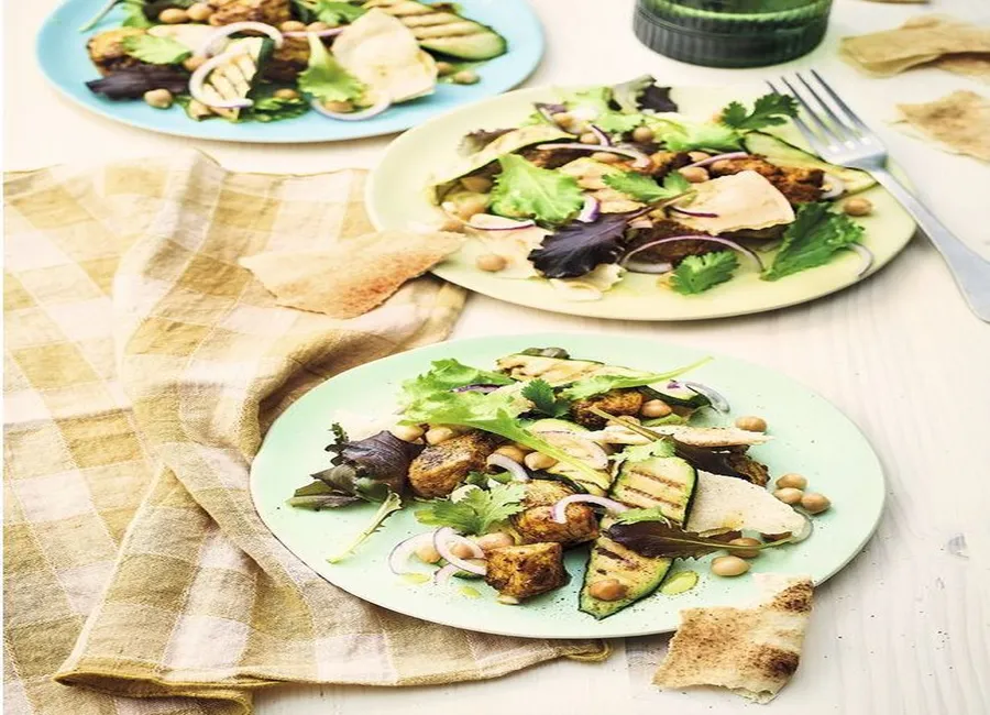 Salade de poulet au curry, courgettes grillées, pois chiches, galettes et fines herbes