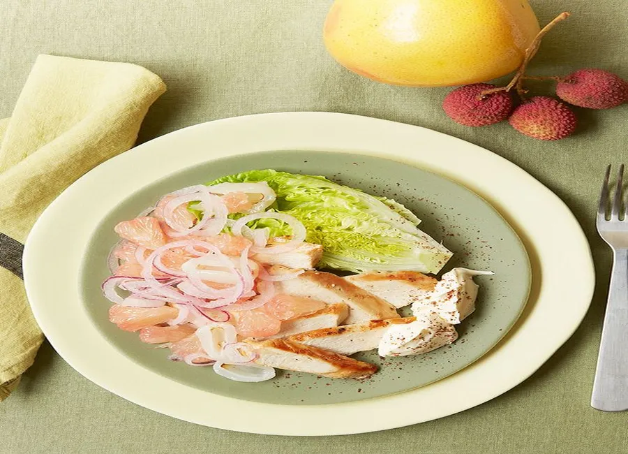 Salade de poulet épicé, pamplemousse, litchis