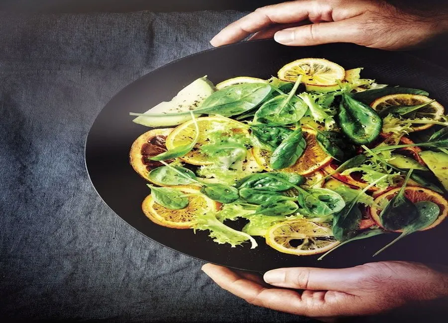Salade de pousses aux agrumes rôtis et avocat