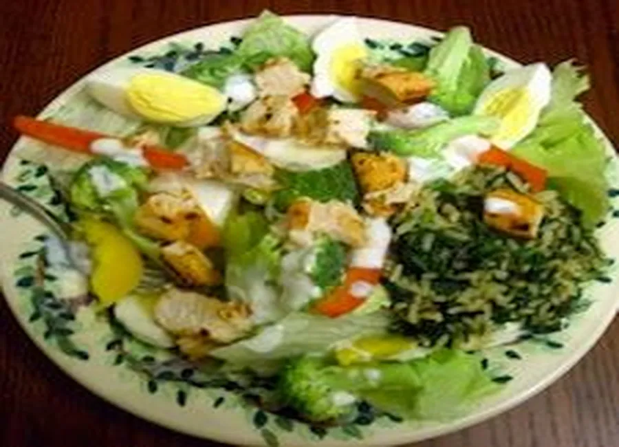 Salade de riz au poulet et aux crevettes