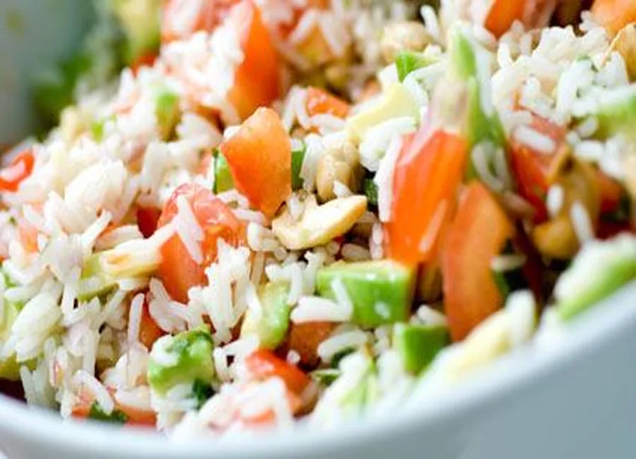 Salade de riz aux cacahuètes