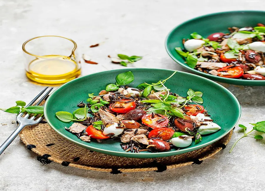 Salade de riz sauvage, tomates-cerises, mozzarella di bufala, thon, olives noires