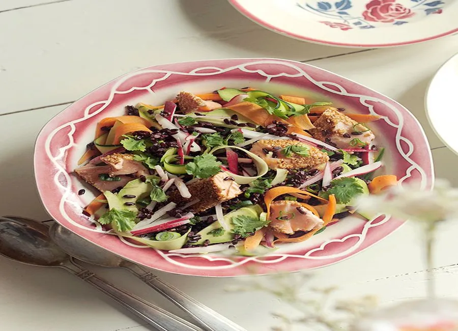 Salade de saumon au sésame et légumes crus