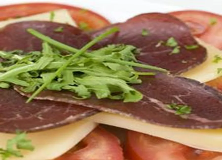Salade de tomates au rassembleu et bresaola
