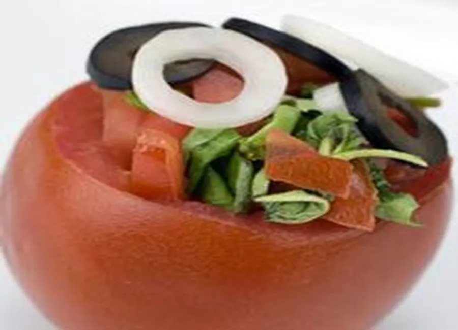 Salade de tomates aux oignons et au basilic