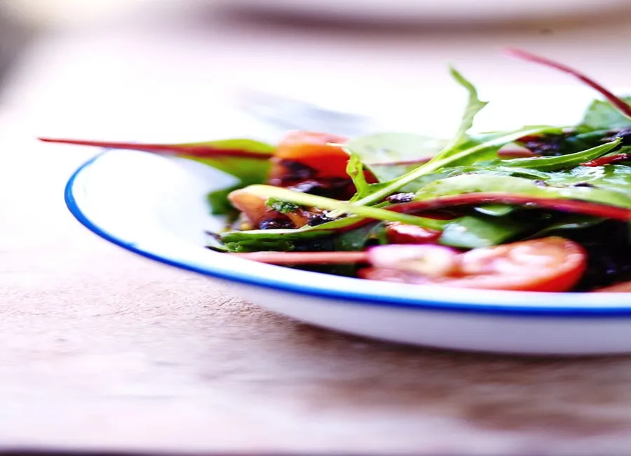 Salade de tomates et tapenade noire