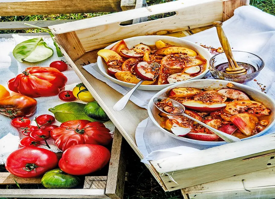 Salade de tomates, nectarines, sauce à l'orange et au miel aux épices dukkah