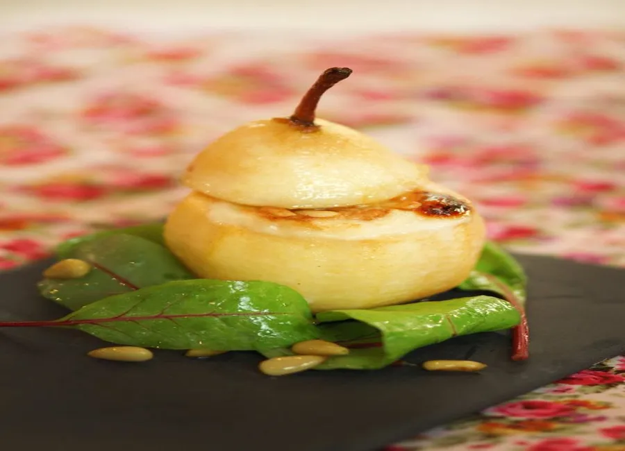 Salade et poire farcie au banon et pignons de pin