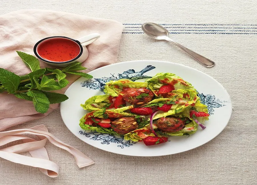 Salade fraises et boulettes de veau