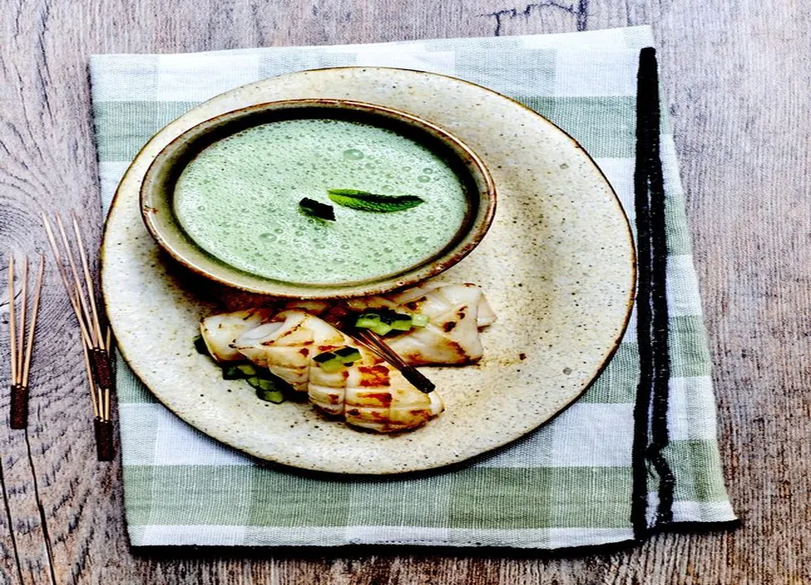 Smoothie de concombre et chèvre frais, seiche poêlée