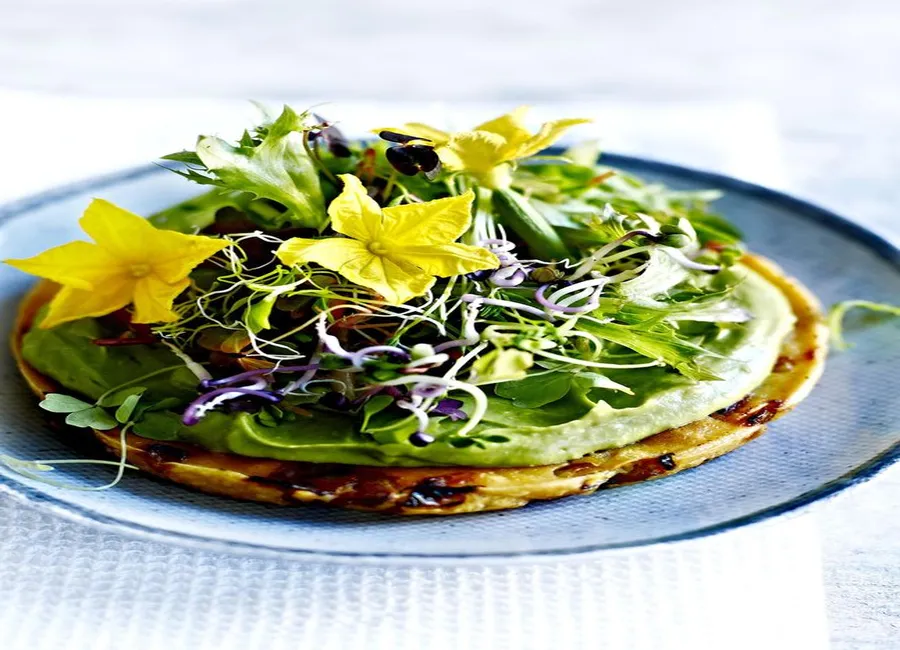 Socca de fleurs d'été à l'avocat
