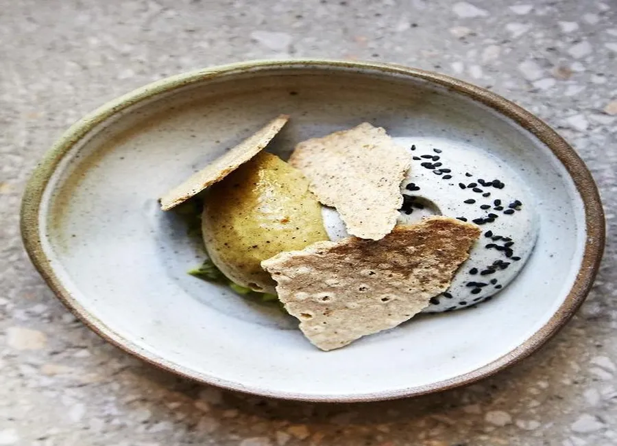 Sorbet kiwi miso, mousse au sésame noir