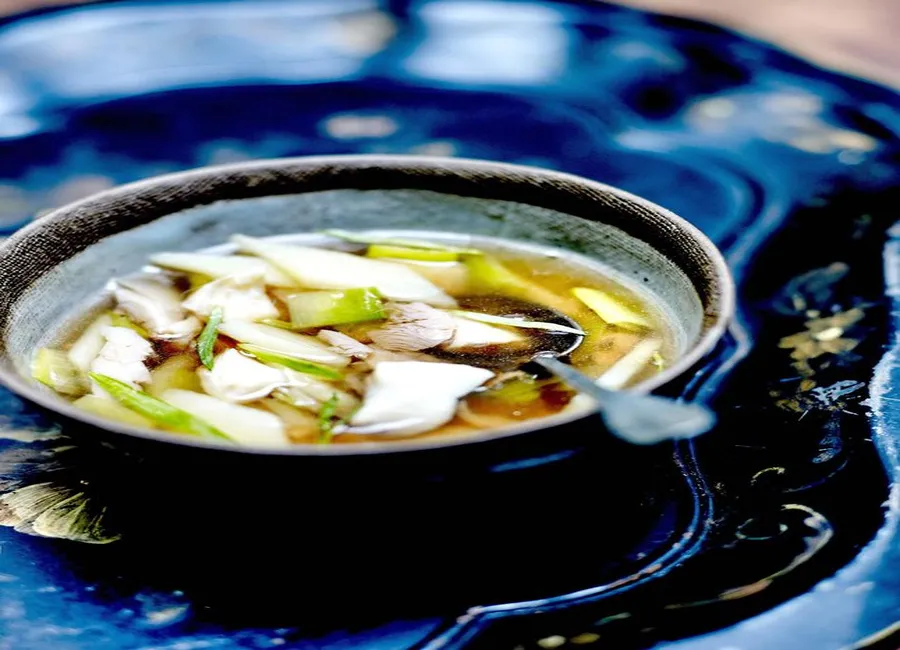 Soupe parisienne au thé et poisson émietté