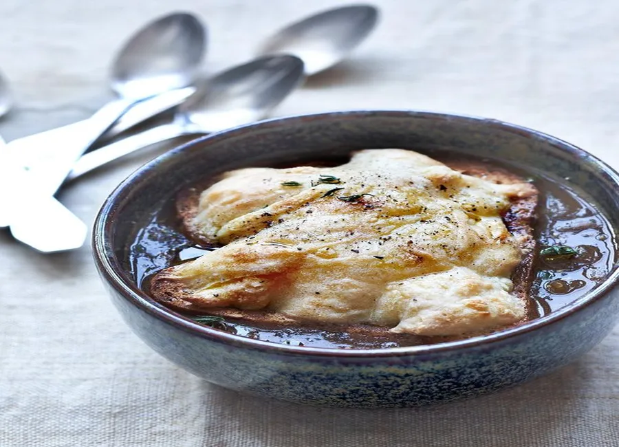 Soupe à l'oignon, fromage de noix de cajou