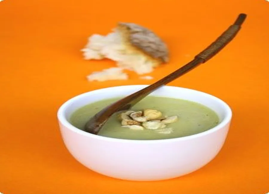 Soupe au choufleur, curcuma et noisettes