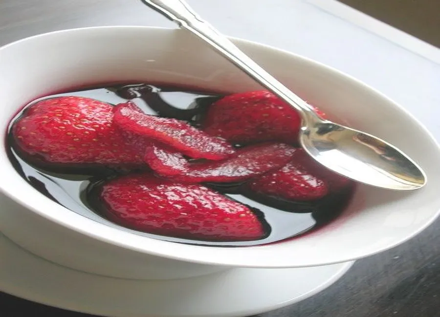 Soupe aux deux fraises et à l'hibiscus