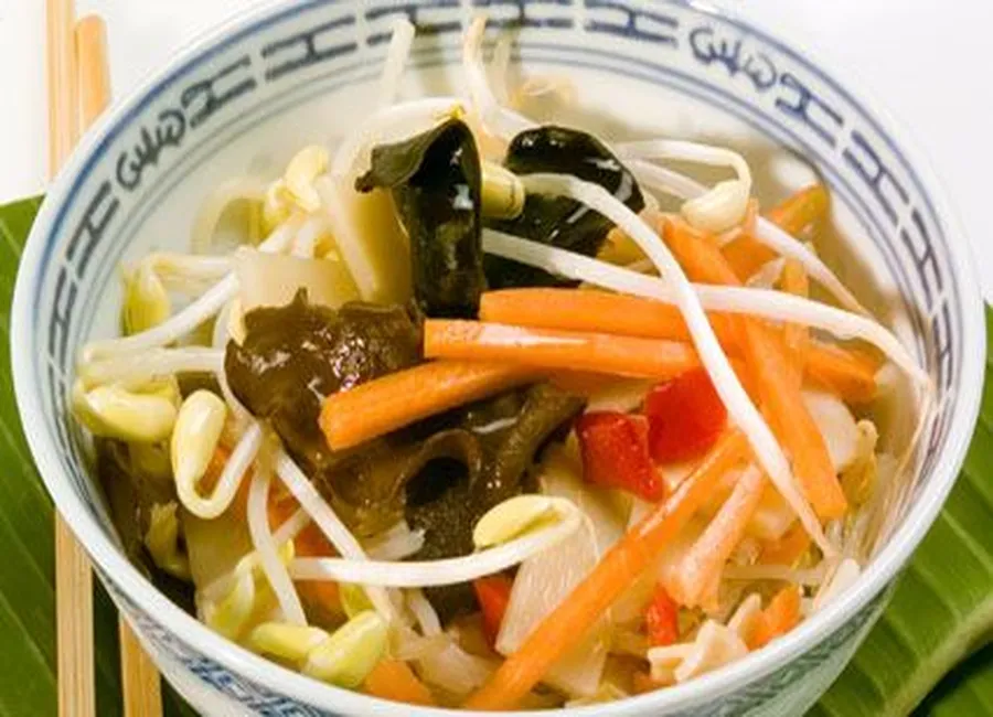 Soupe aux fines nouilles, porc et germes de soja