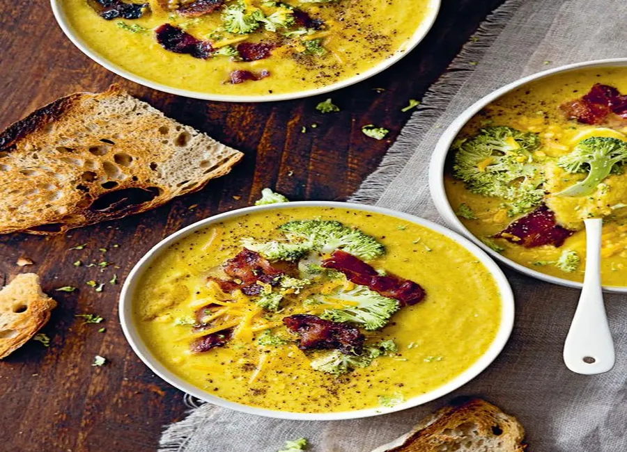 Soupe de brocoli, cheddar et chips de poitrine fumée