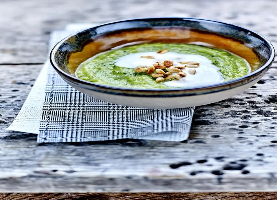Soupe de brocoli et avocat, lait fermenté et pignons grillés