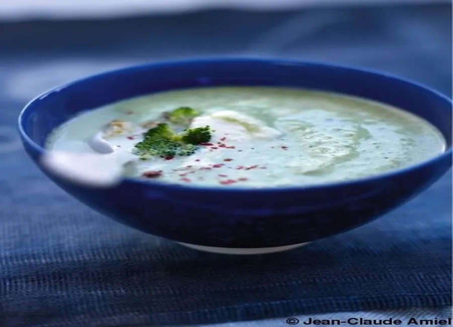 Soupe de brocolis, chantilly aux baies roses