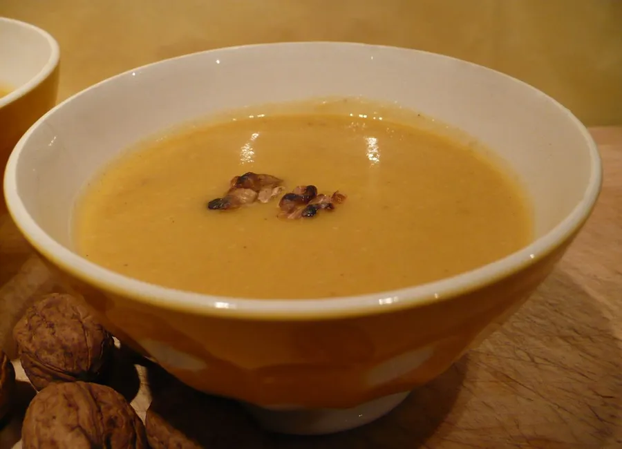 Soupe de céleri-rave aux noix grillées