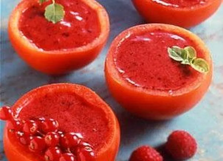 Soupe de fruits rouges à la tomate et au basilic