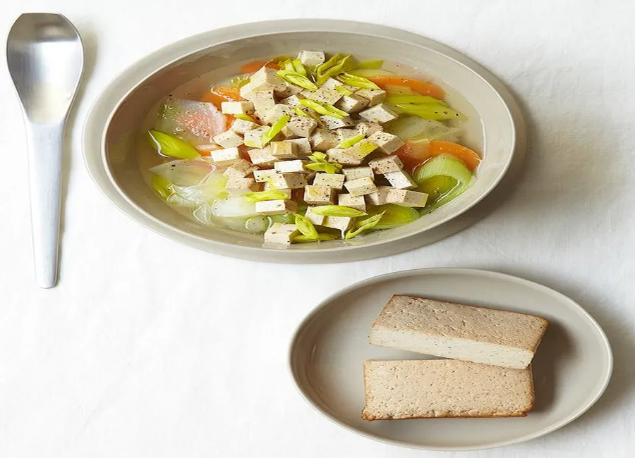 Soupe de légumes au tofu fumé
