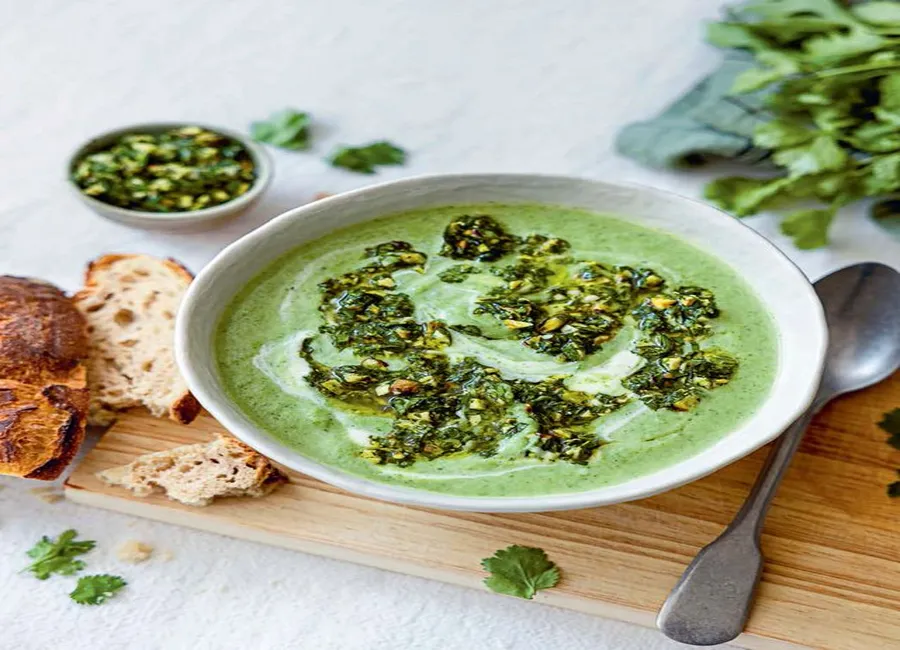 Soupe de navets, épinards et gremolata pistache