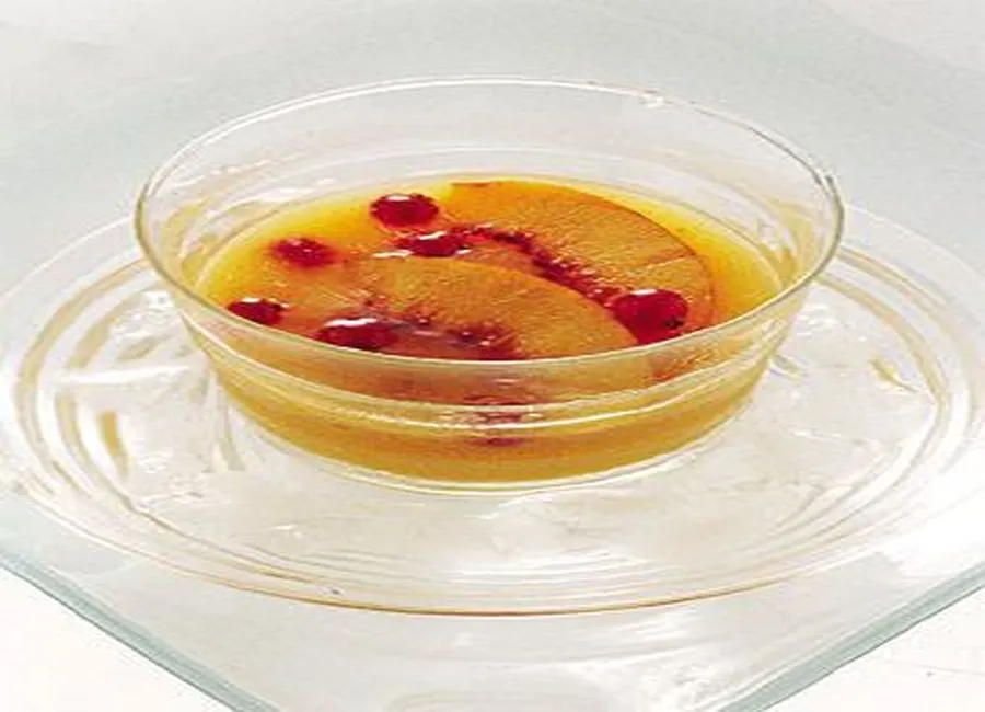 Soupe de pêches aux fruits rouges