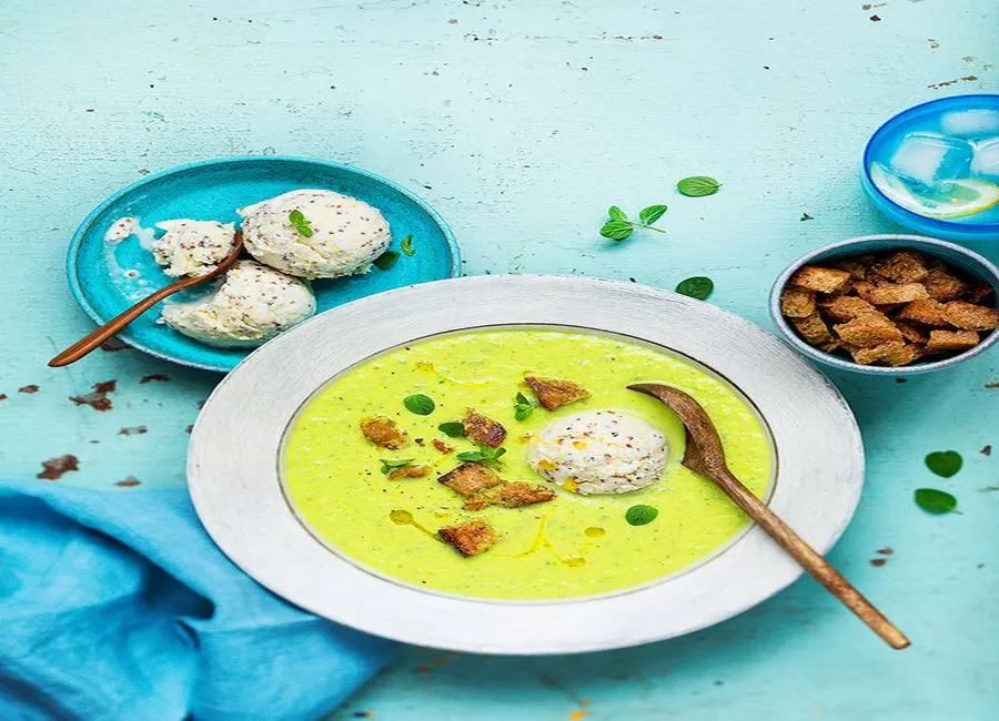 Soupe froide de concombre, coco et glace à la moutarde à l'ancienne
