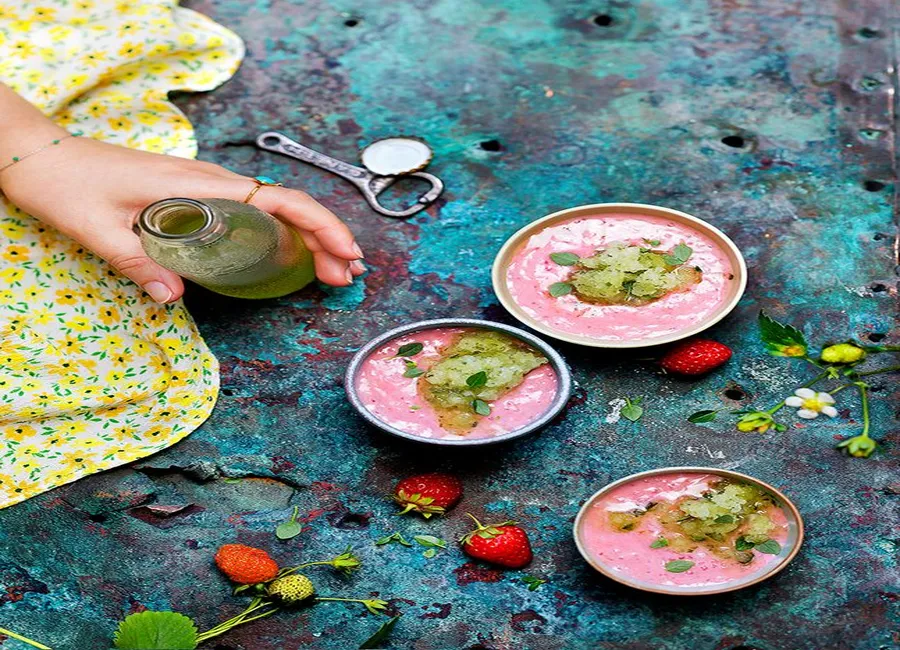 Soupe glacée de fraise au lait de coco, perles du japon et granité au basilic