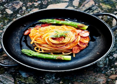 Spaghetti à la tomate, aux asperges et à l'ail confit