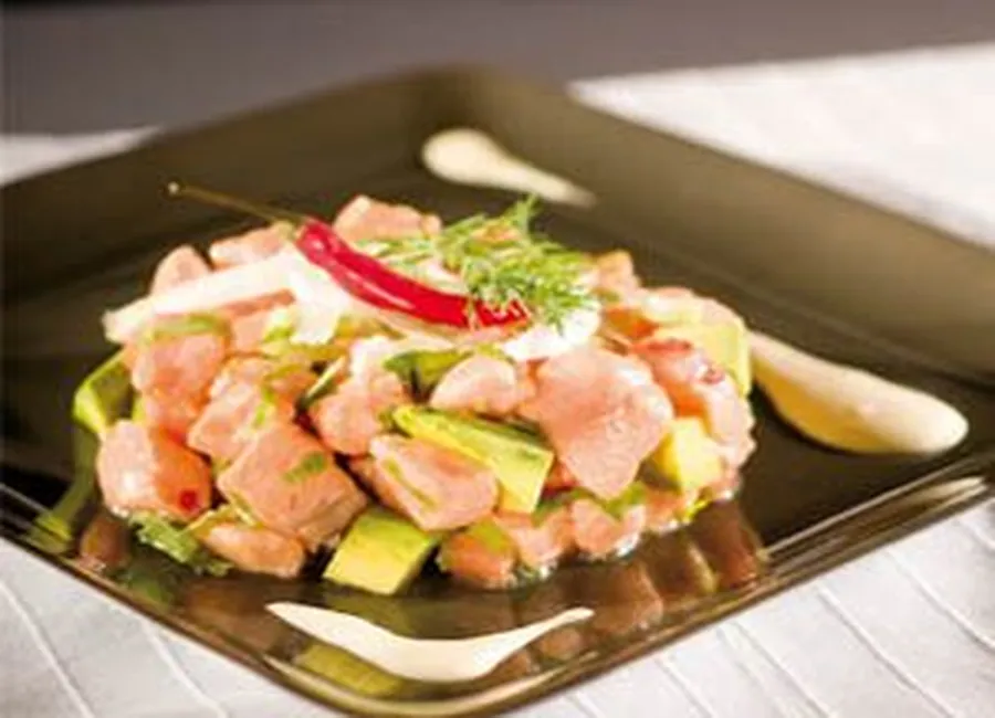 Tartare de saumon à l'avocat,mayonnaise au raifort