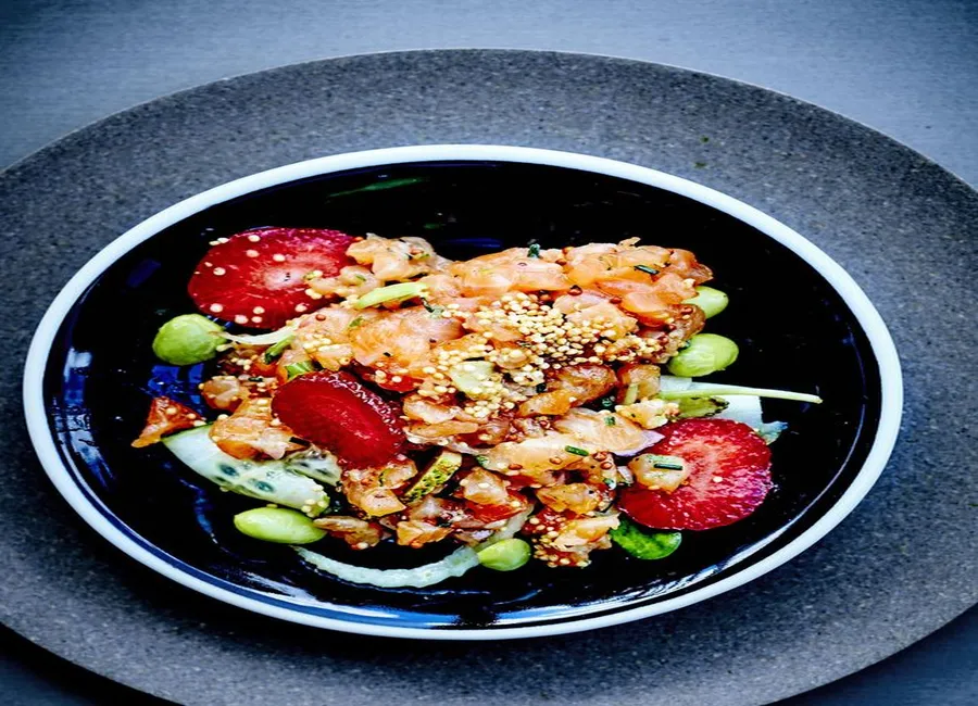 Tartare de saumon, fraises et citron vert, salade de légumes