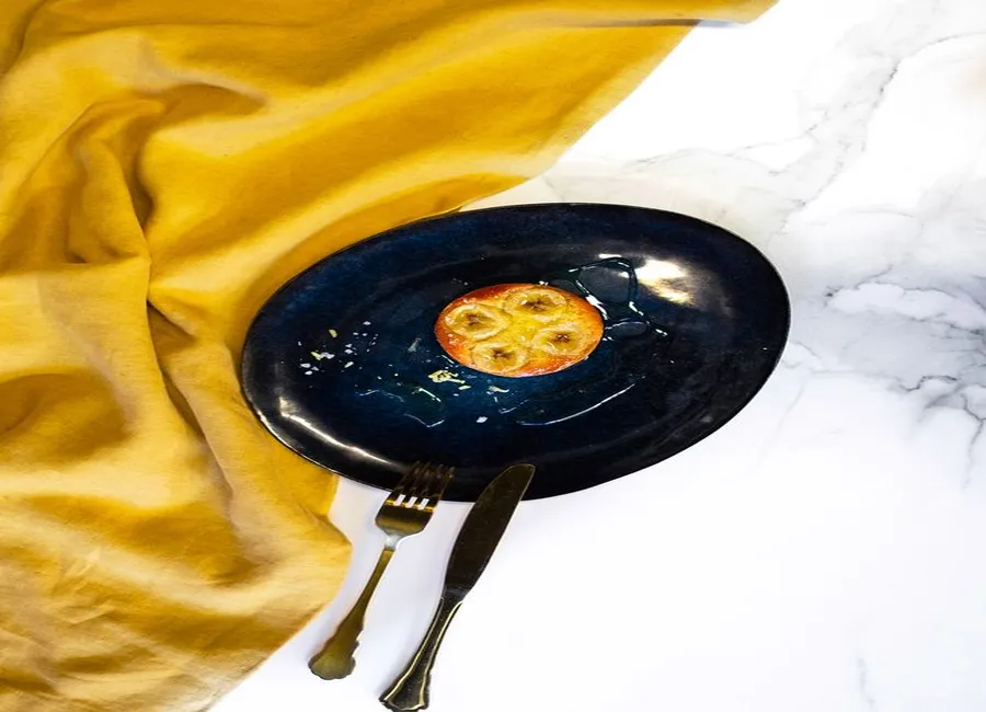 Tarte à la banane confite au sirop d'agave et fleur de sel, râpé d'écorces de citron