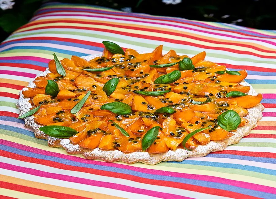 Tarte abricots, fruits de la passion et basilic de christophe michalak
