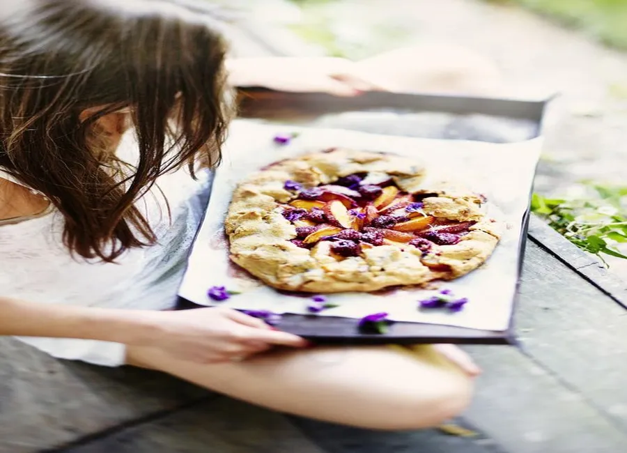 Tarte aux fleurs, nectarines et framboises