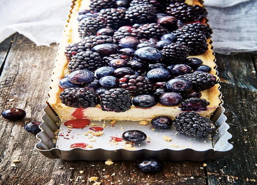 Tarte aux fruits noirs, crème mascarpone et chocolat blanc