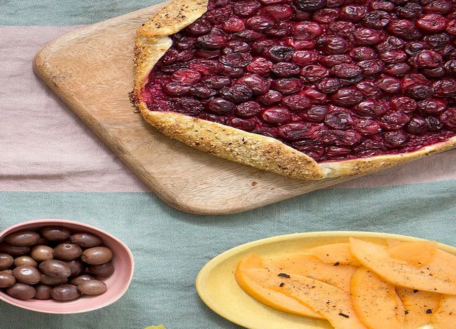 Tarte sans moule aux cerises et noisettes