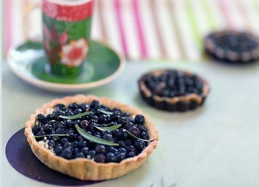 Tartelettes aux myrtilles et estragon, pâte au quinoa et à l'huile d'olive