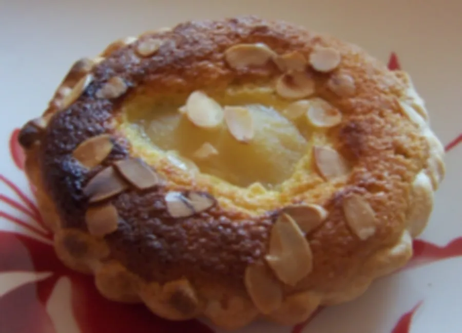 Tartelettes aux poires, frangipane, et confiture de cerises noires