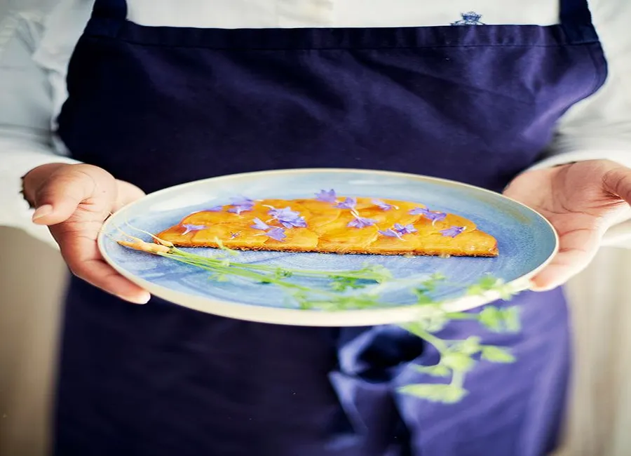 Tartes fines aux abricots, praliné et miel de carotte