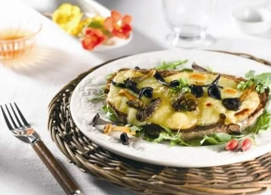 Tartine de tomme de savoie gratinée à la persillade de trompettes