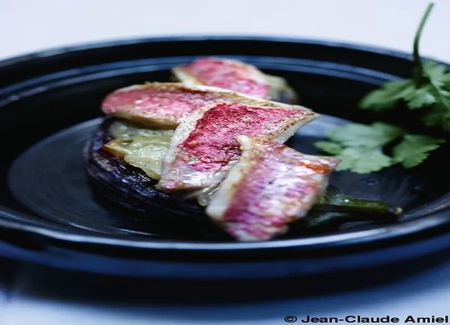 Tartines d'aubergines, oignons blancs et petits rougets