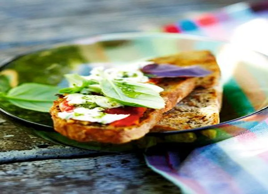 Tartines de mozzarella et poivrons